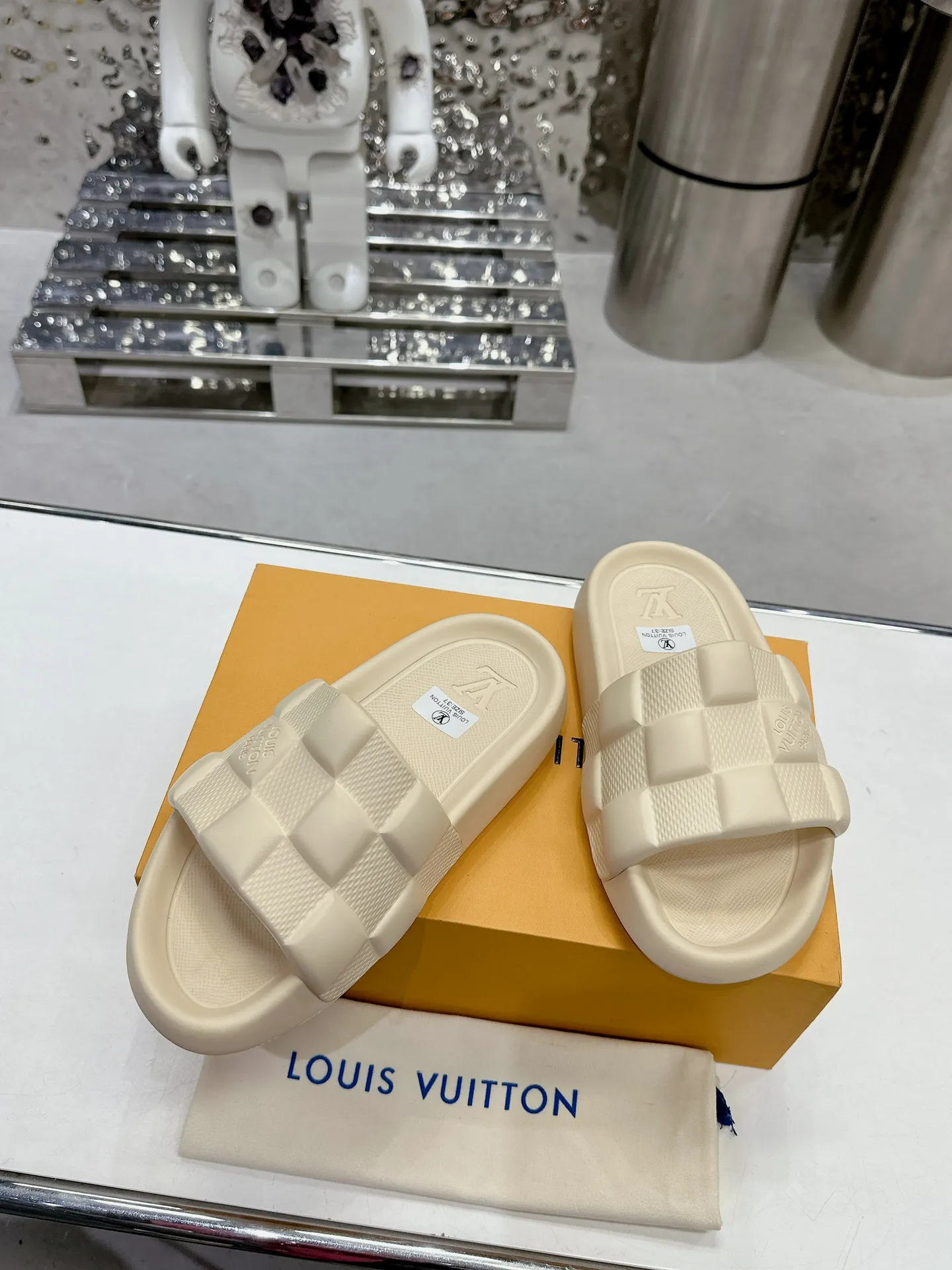 [L Home] P: 280💰 ▪️Shoe size: Women's 35-40 Men's 38-46▪️Packaging: Counter top quality~original packaging 𝟐𝟎𝟐5 Louis Vuitton counter's new embossed slippers, lv monogram embossed slippers, Waterfront sandals are back with a new look, and the upper buckle is embossed with lv's iconic Monogram pattern. Made of waterproof rubber with a comfortable and resilient insole. The lightweight, flexible outsole is embossed with the Louis Vuitton logo. ▪️Fabric: Original molded rubber foam surface ▪️Technology: embossed logo ▪️Sole: Original molded rubber foam outsole ▪️Sole thickness: 3CM.